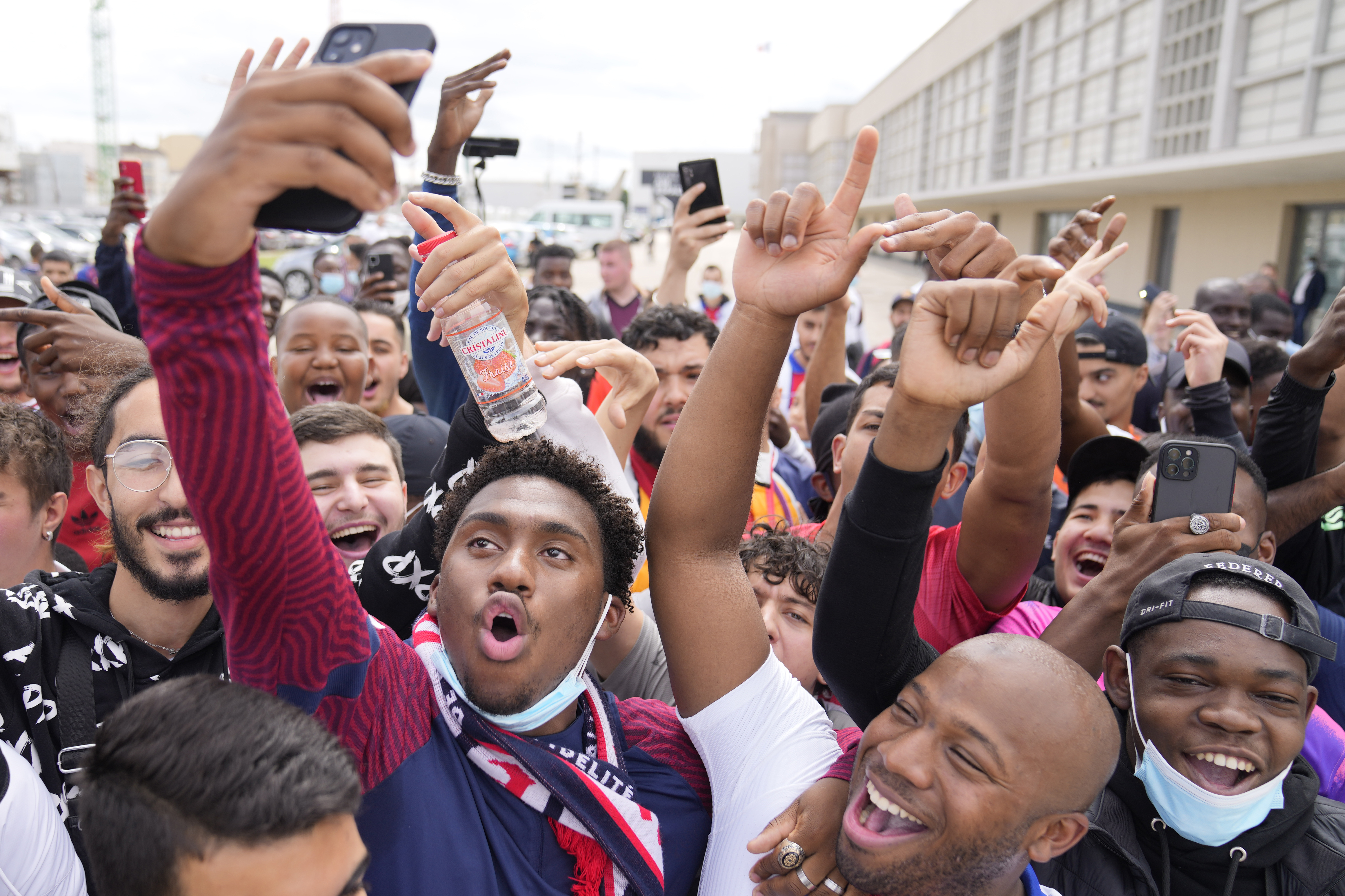 雷火电竞网站-国际比赛现场热闹非凡，球迷热情高涨